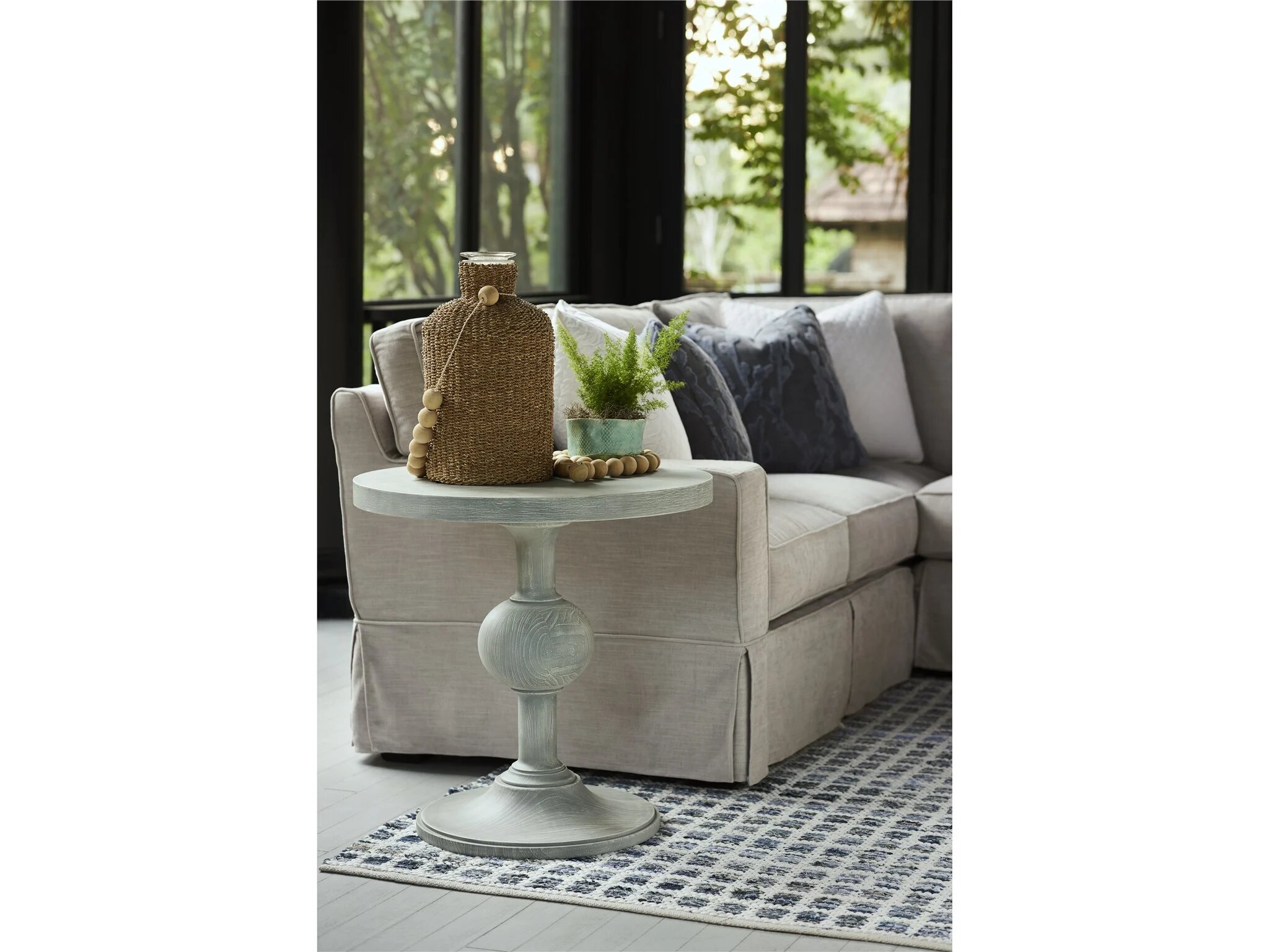 UNIVERSAL FURNITURE 833A815 COASTAL LIVING HOME ROUND PEDESTAL END TABLE Montreal